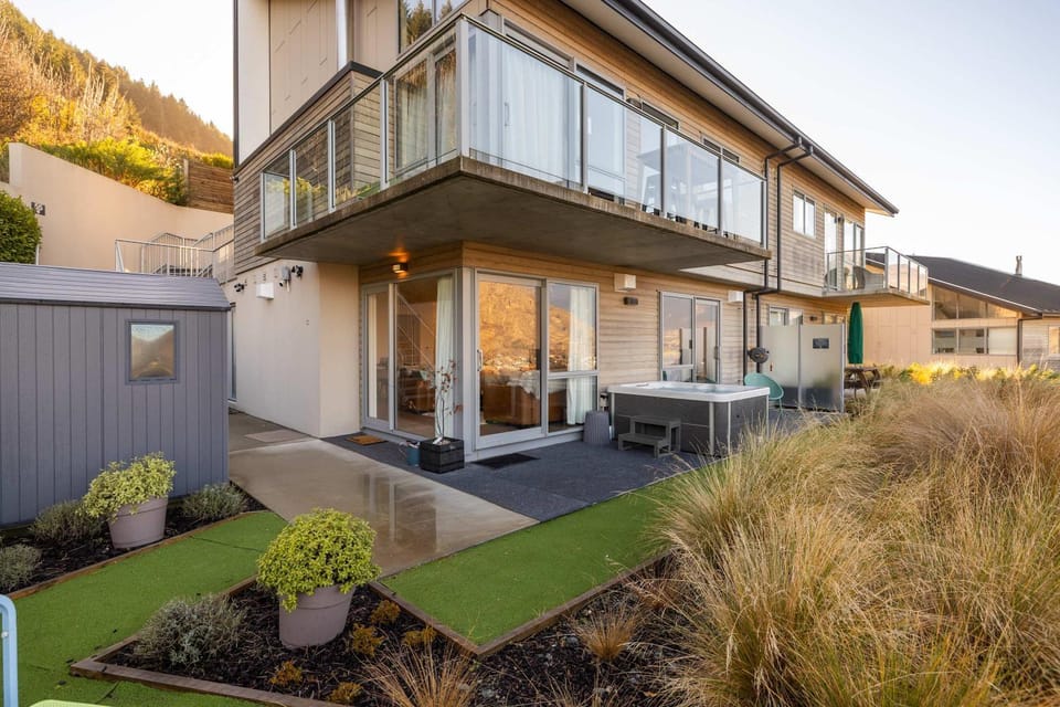 Property building, Garden, Balcony/Terrace