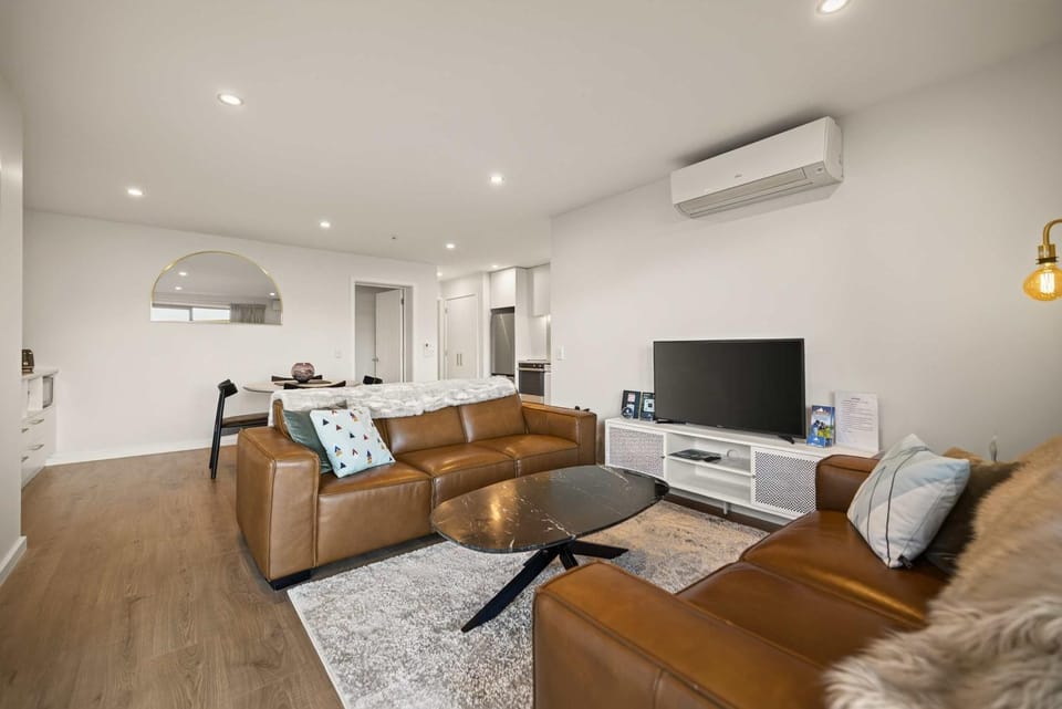 TV and multimedia, Living room, Seating area, air conditioner