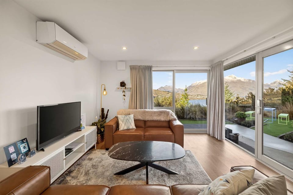Natural landscape, TV and multimedia, Living room, Photo of the whole room, Seating area, Mountain view, air conditioner