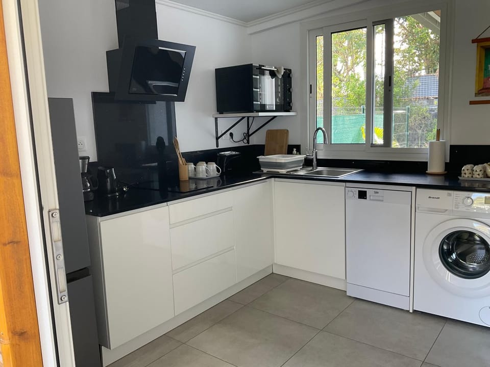 Coffee/tea facilities, dishwasher, stove, toaster, washing machine