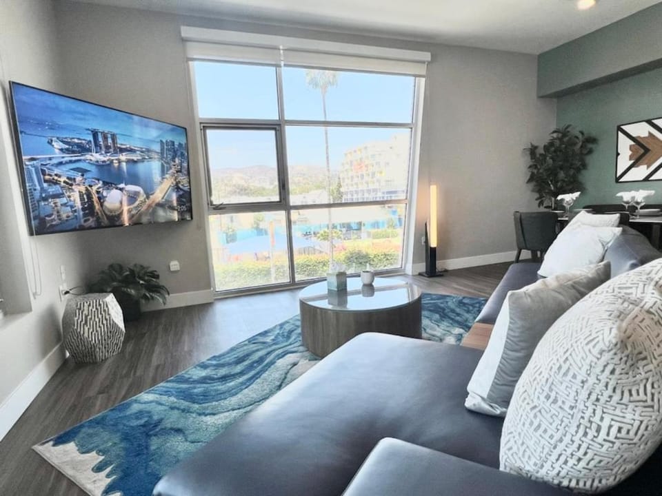 Large Hollywood Corner 2 Bedroom with Private Balcony Apartment hotel in Hollywood