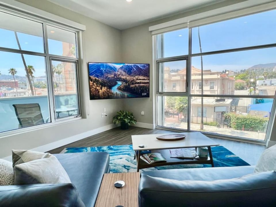 Large Hollywood Corner 2 Bedroom with Private Balcony Apartment hotel in Hollywood
