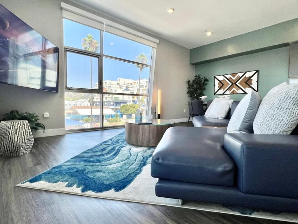 Large Hollywood Corner 2 Bedroom with Private Balcony Apartment hotel in Hollywood