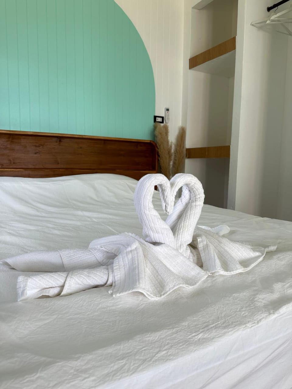 Bed, Bedroom, towels