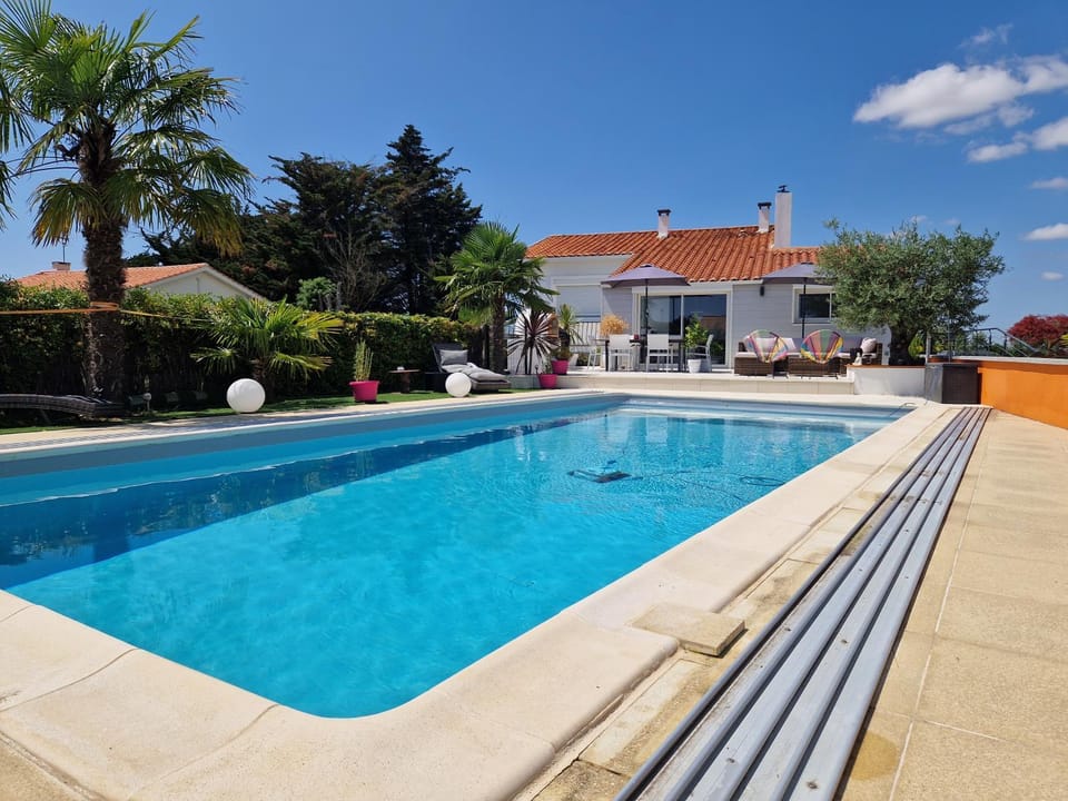 Property building, Day, Pool view, Swimming pool, sunbed