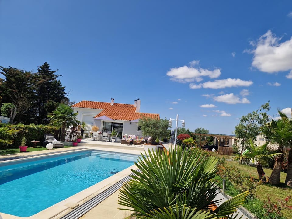Property building, Day, Garden, Garden view, Pool view, Swimming pool, sunbed