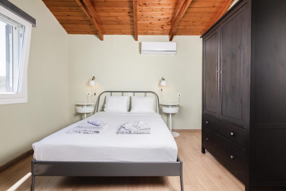 Bed, Photo of the whole room, Bedroom, towels, wardrobe