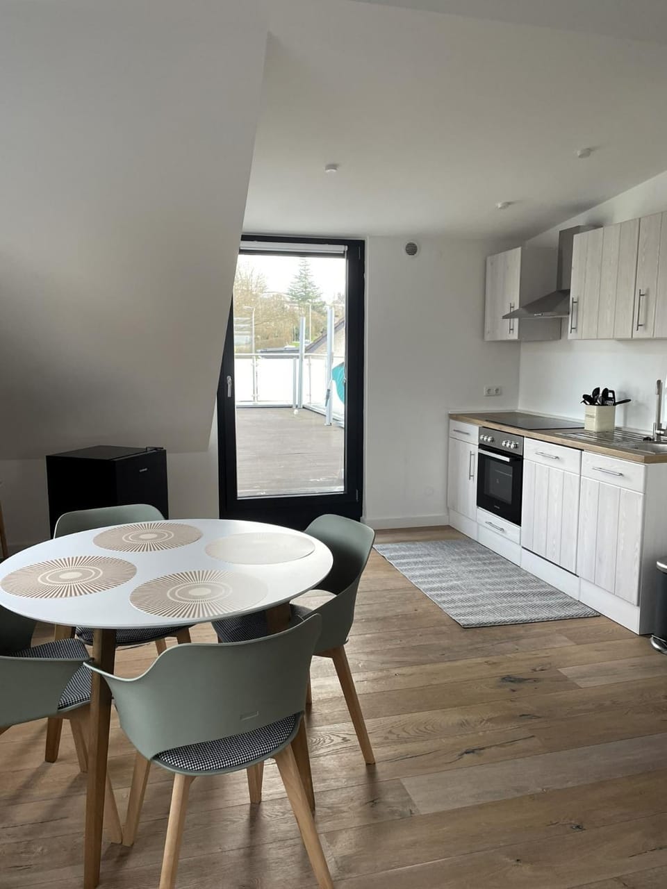 Kitchen or kitchenette, Dining area