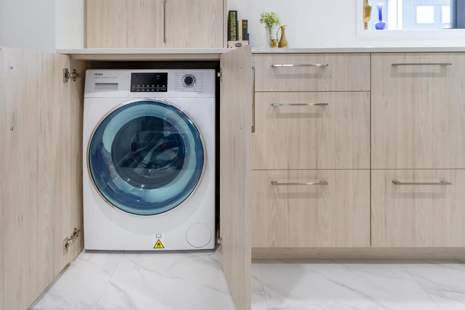 Kitchen or kitchenette, hair dresser, washing machine
