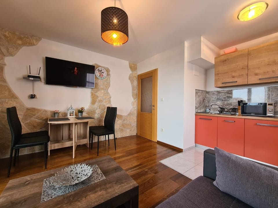 Dining area, kitchen