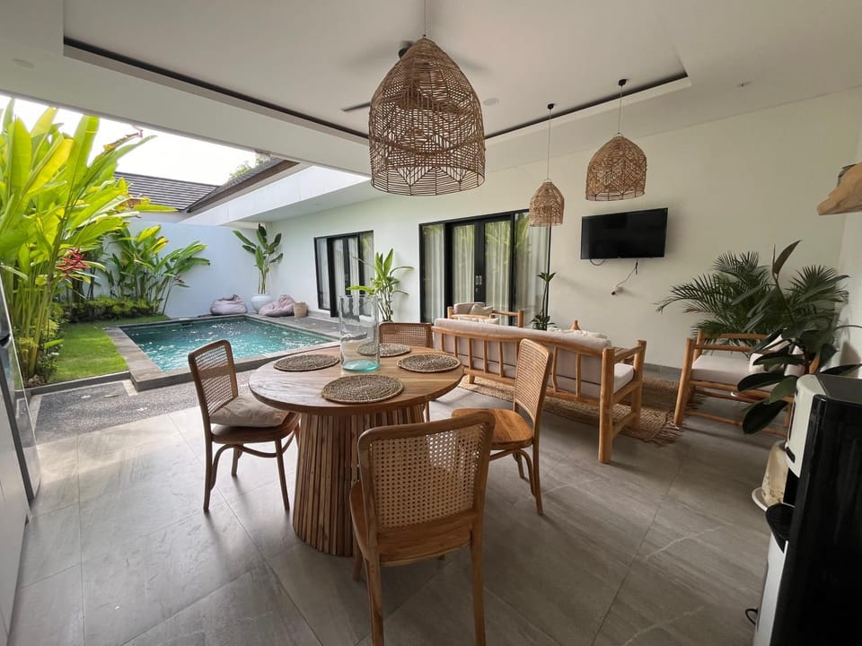 Communal lounge/ TV room, TV and multimedia, Living room, Seating area, Dining area, Pool view, Swimming pool, sunbed