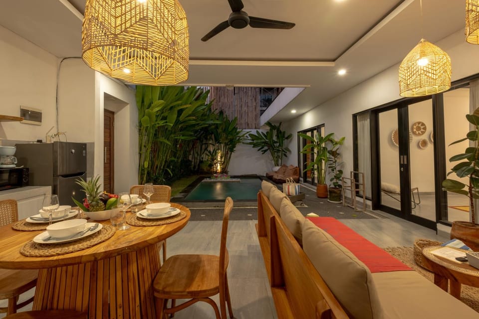 Living room, Seating area, Dining area