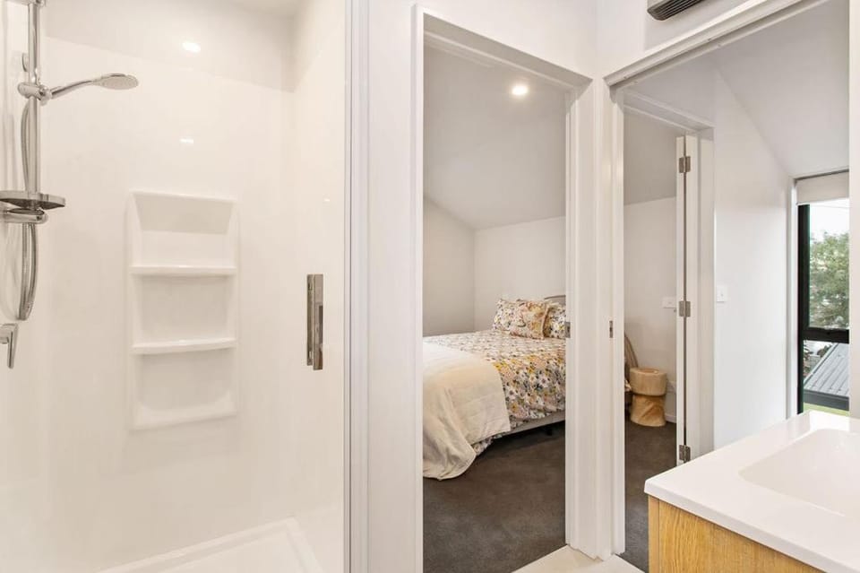 Style Location New Sunny 2Bdrms Free Park Apartment in Christchurch
