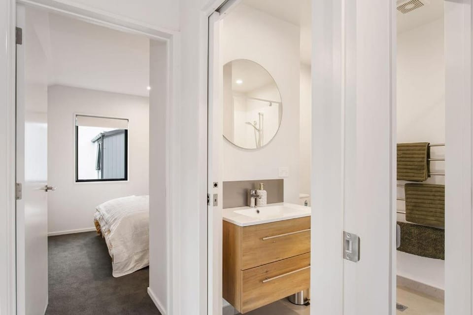 Style Location New Sunny 2Bdrms Free Park Apartment in Christchurch