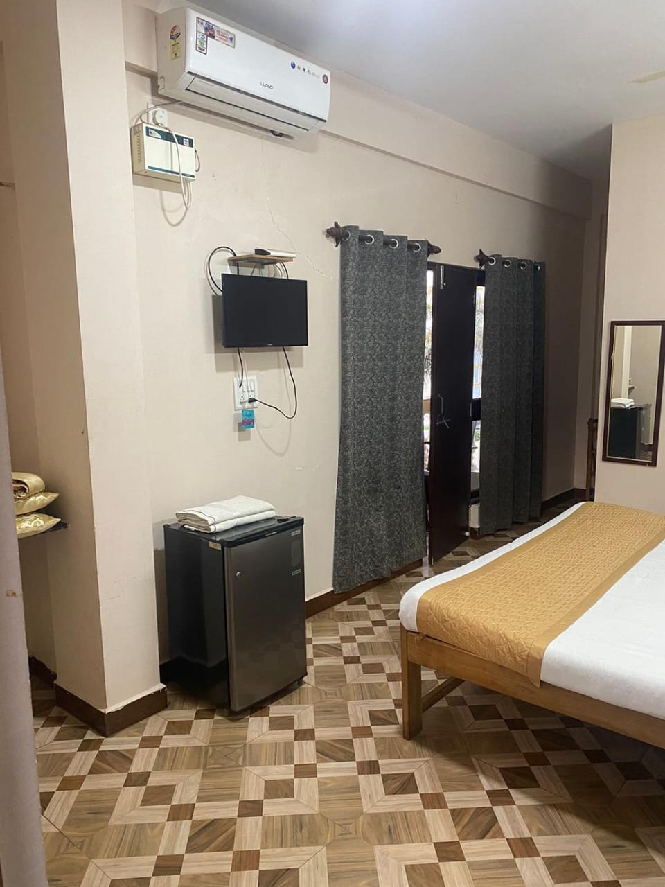 Communal lounge/ TV room, TV and multimedia, Photo of the whole room, Evening entertainment, Bedroom, air conditioner