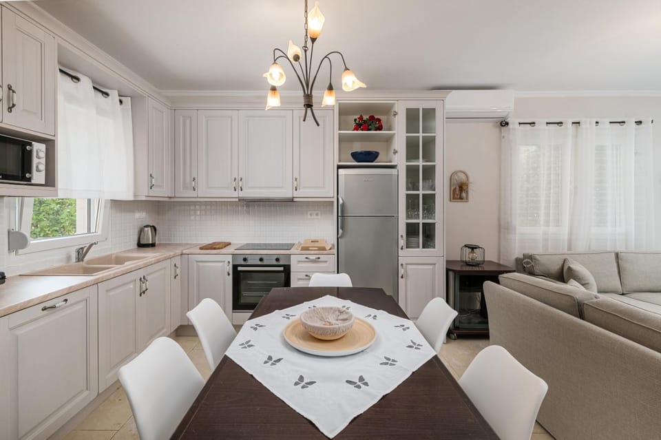 Kitchen or kitchenette, Dining area, oven, stove