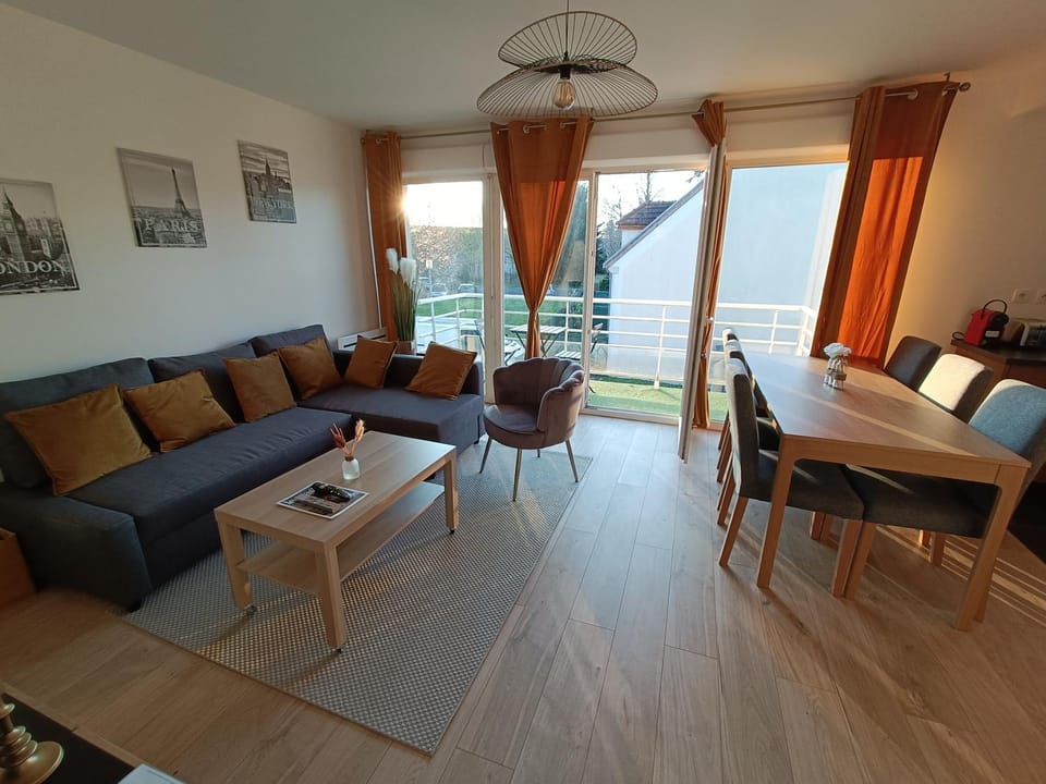 Living room, Seating area, Dining area