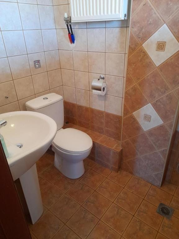 Shower, Toilet, Bathroom