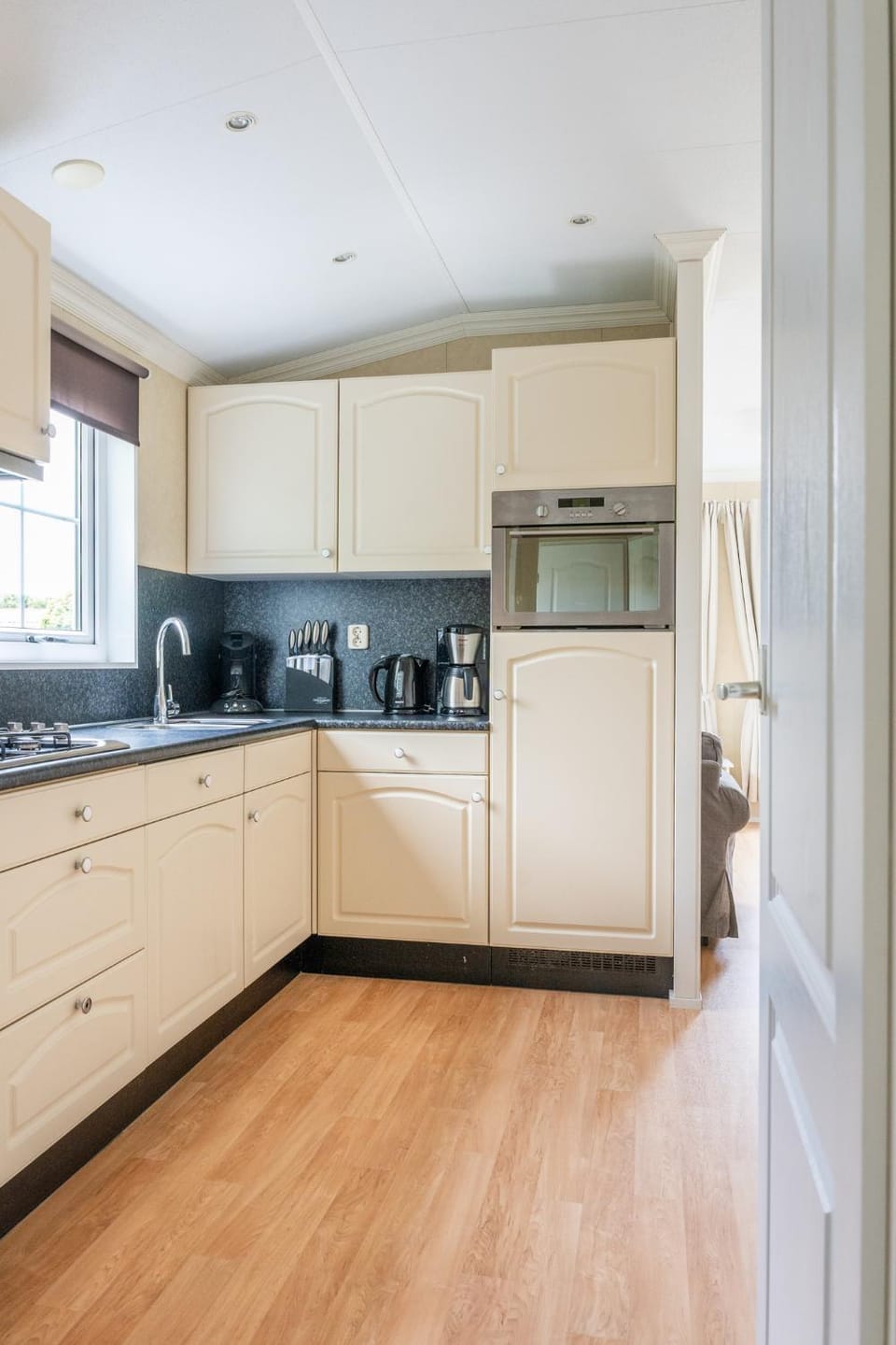 Coffee/tea facilities, Kitchen or kitchenette, dishwasher, stove