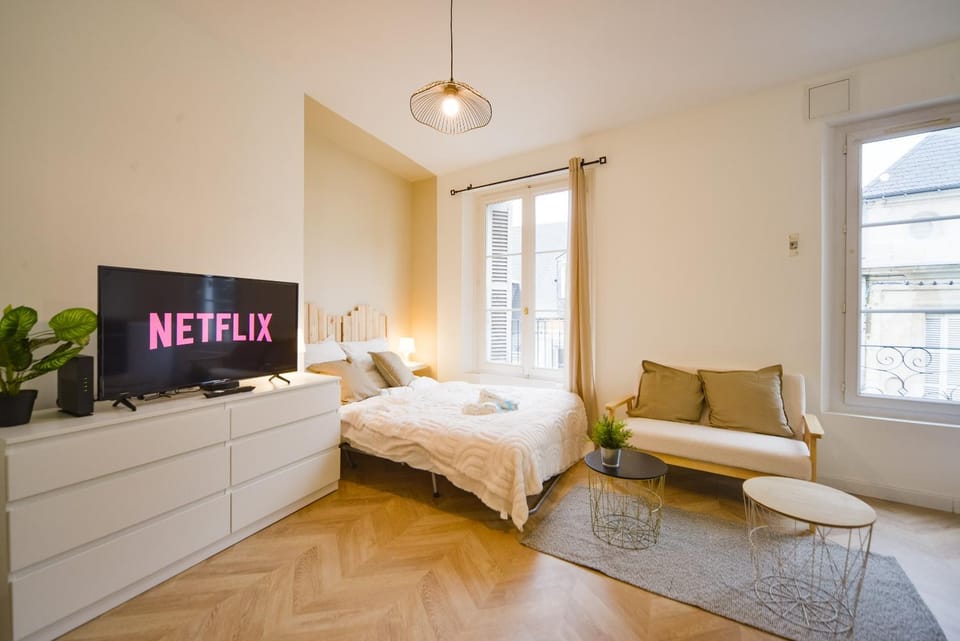 Bed, TV and multimedia, Photo of the whole room, Bedroom, towels