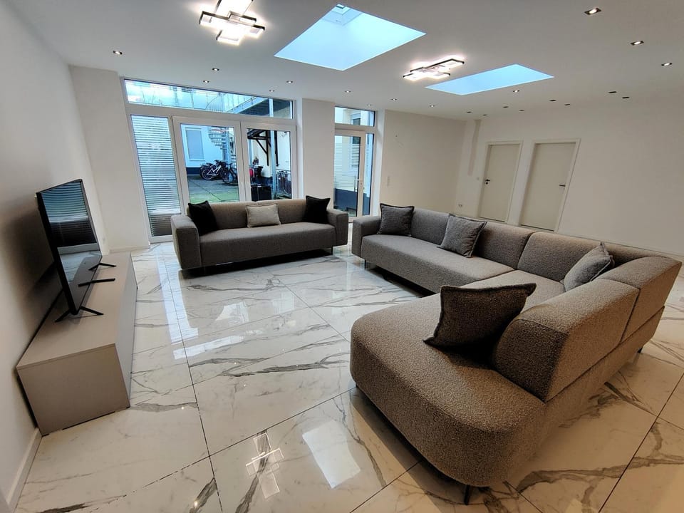 Communal lounge/ TV room, TV and multimedia, Living room, Seating area, Evening entertainment