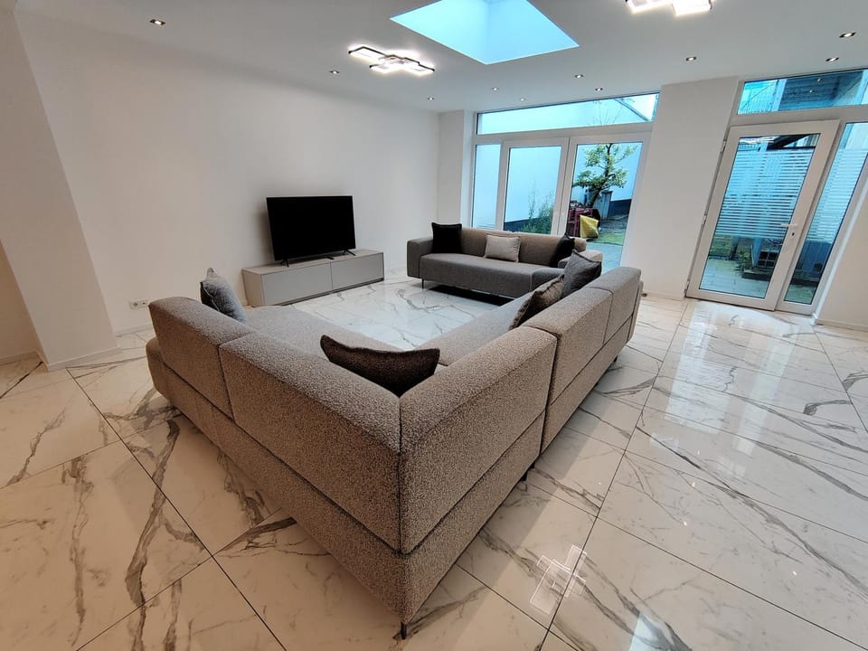 Communal lounge/ TV room, TV and multimedia, Living room, Seating area, Evening entertainment