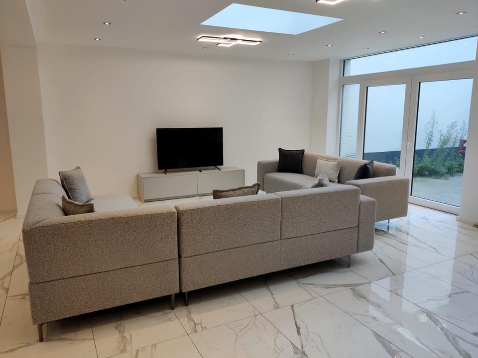 Communal lounge/ TV room, TV and multimedia, Living room, Seating area, Evening entertainment