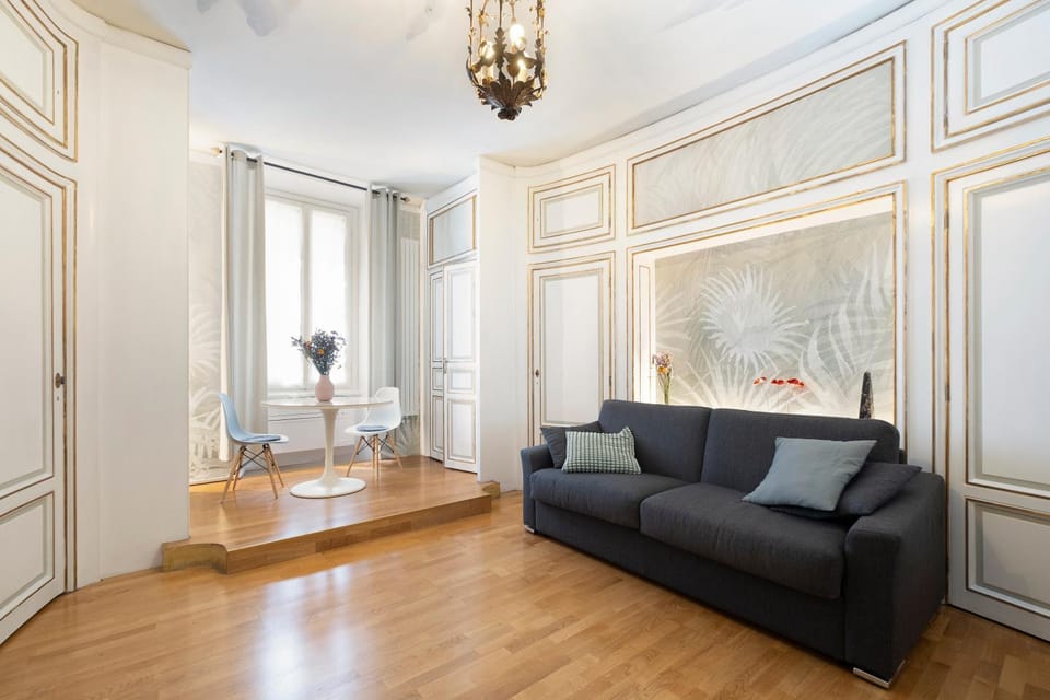 Photo of the whole room, Dining area