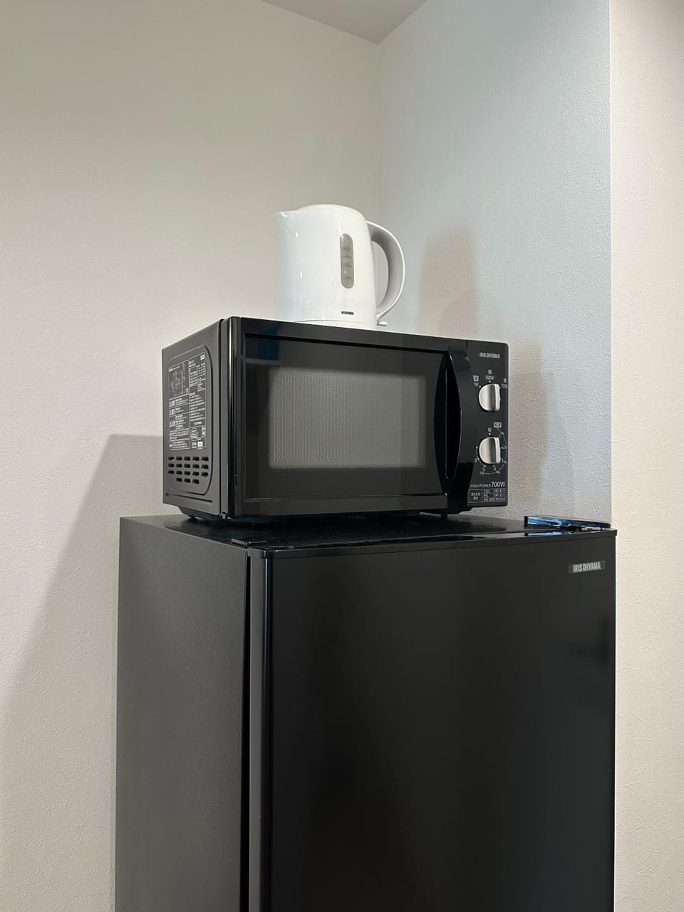 Kitchen or kitchenette, minibar