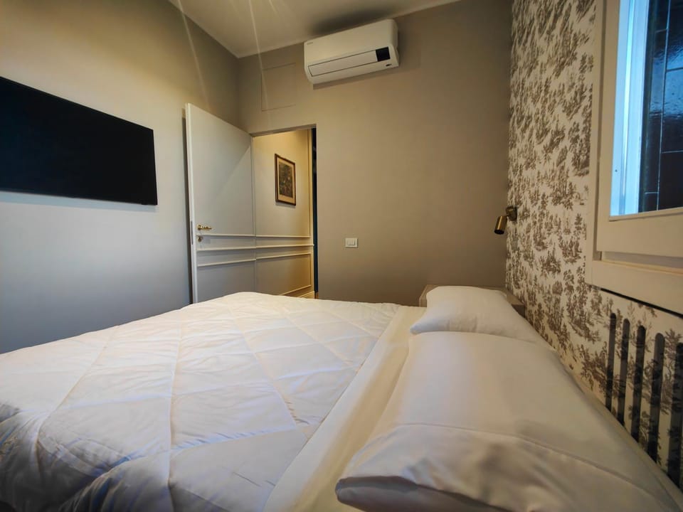 TV and multimedia, Photo of the whole room, Bedroom, air conditioner