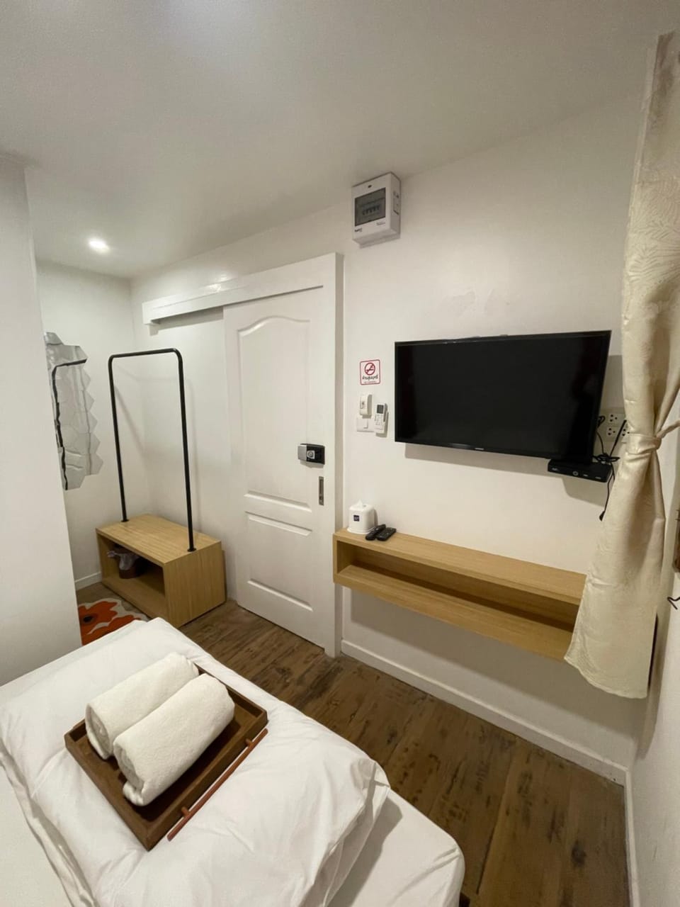 Bed, TV and multimedia, Photo of the whole room, towels, wardrobe