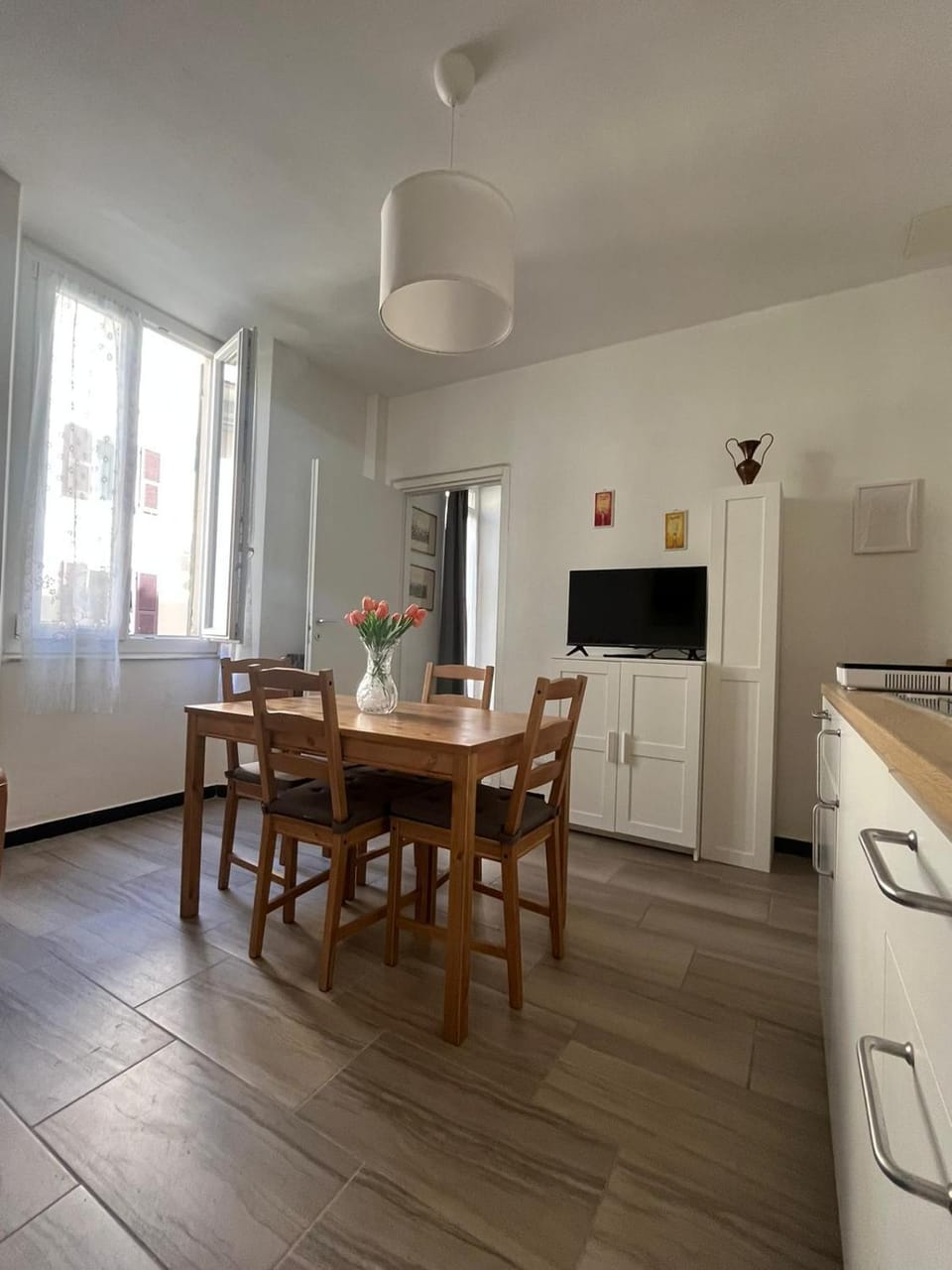 Kitchen or kitchenette, Dining area