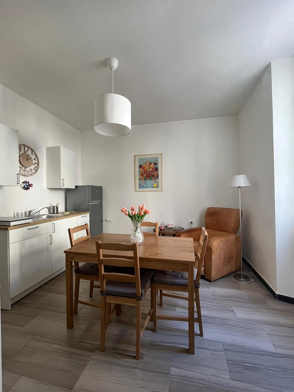 Kitchen or kitchenette, Living room, Seating area, Dining area