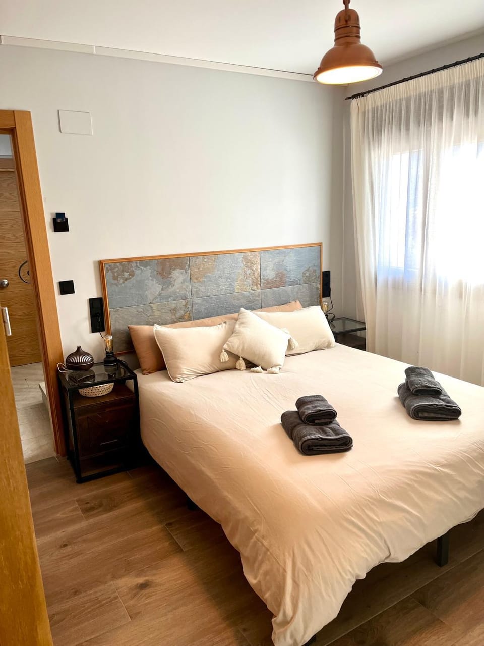 Bed, towels