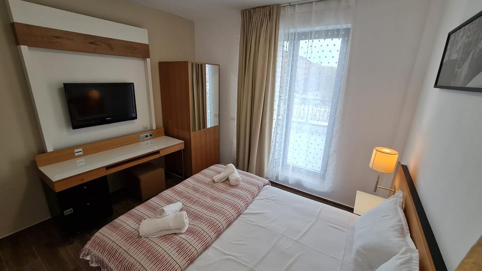 Communal lounge/ TV room, Bed, TV and multimedia, Photo of the whole room, Evening entertainment, Bedroom, hair dresser, towels