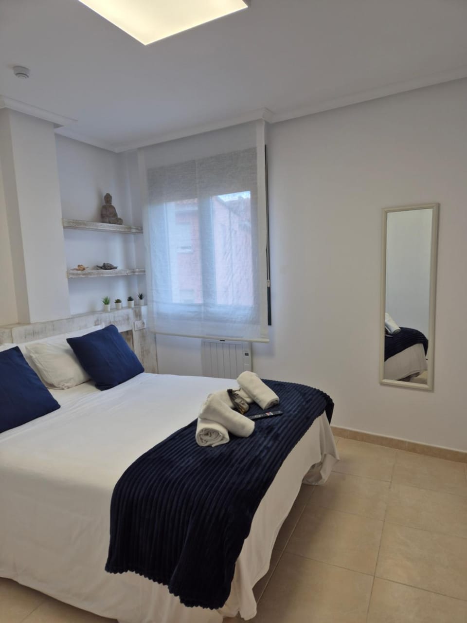 Photo of the whole room, Bedroom