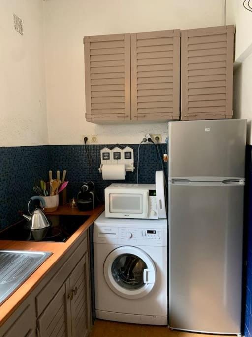 Kitchen or kitchenette, minibar, stove, washing machine