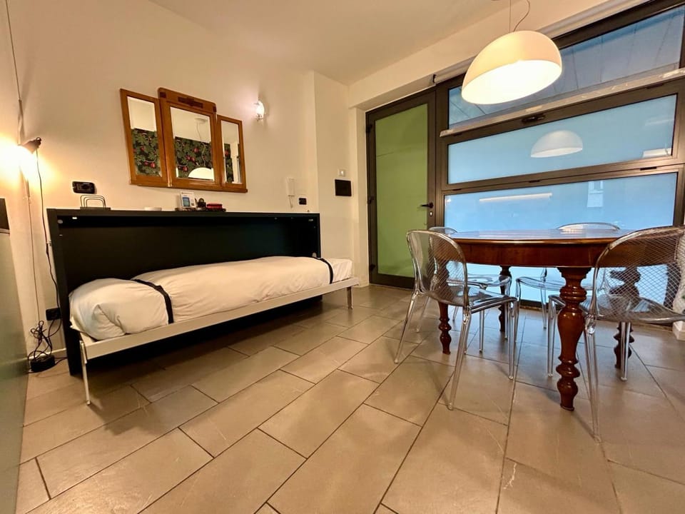 Bed, Living room, Photo of the whole room, Seating area, Dining area