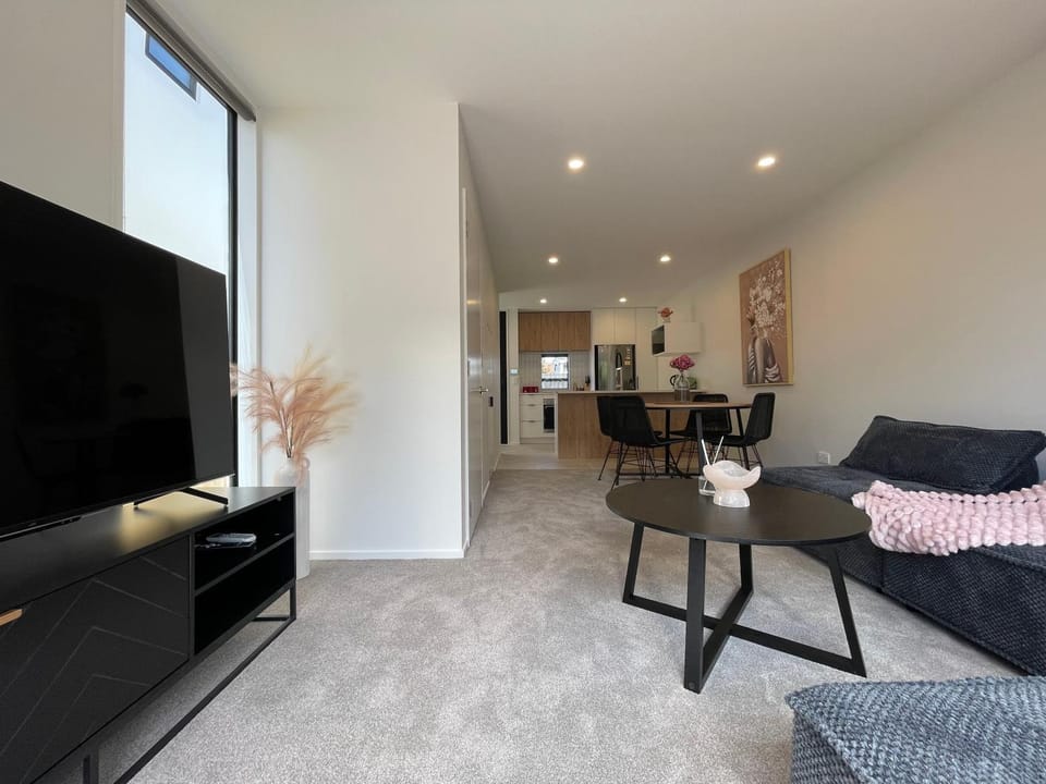 Luxury 2 Bedroom Townhouse Opposite Merivale Mall Apartment in Christchurch