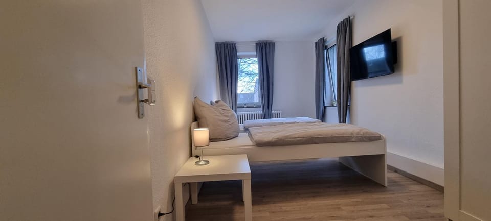 Bed, TV and multimedia, Photo of the whole room, Bedroom, hair dresser