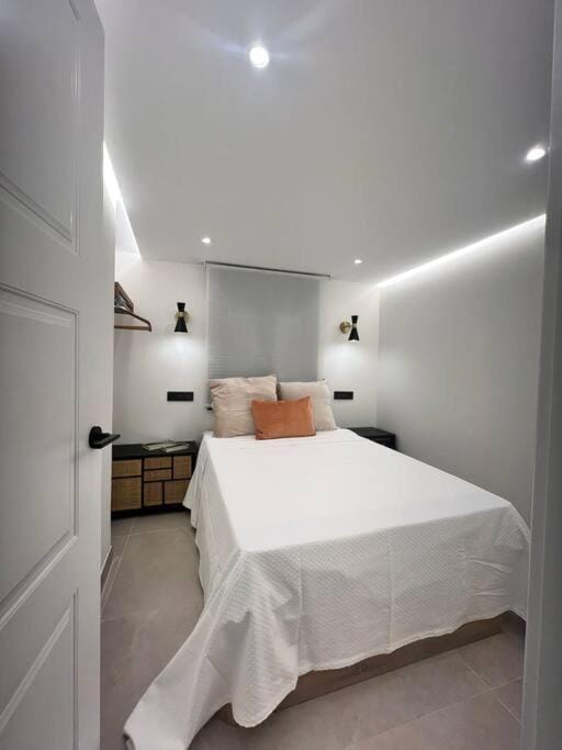 Photo of the whole room, Bedroom