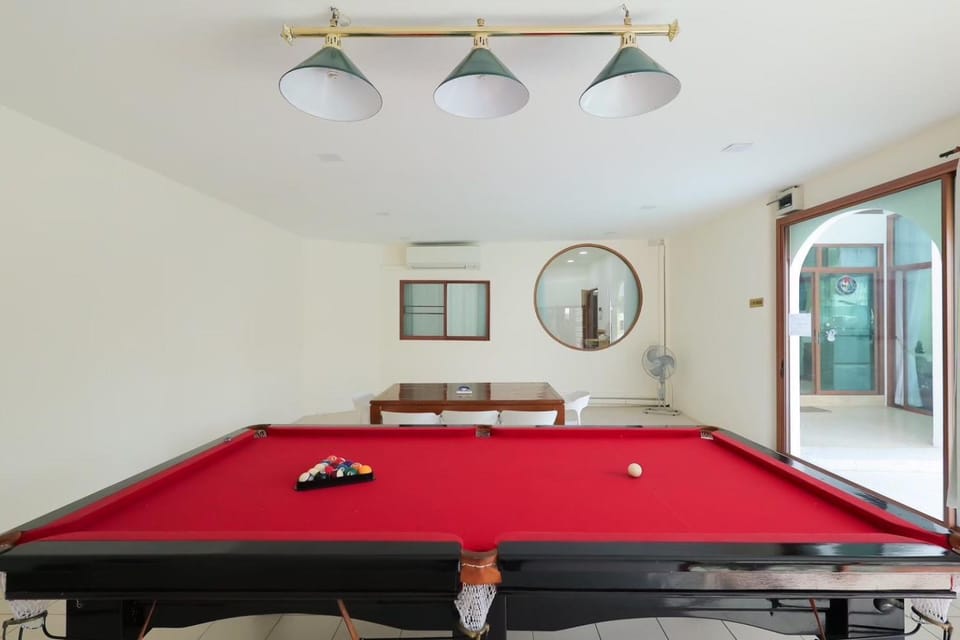Billiard, Game Room, Dining area, Entertainment, air conditioner