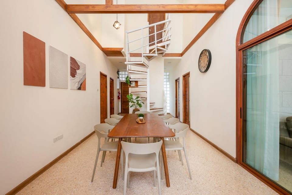 Dining area, internet, air conditioner