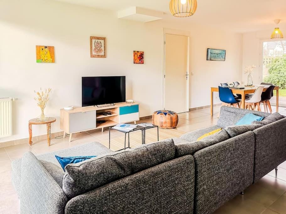 TV and multimedia, Living room, Seating area, Dining area