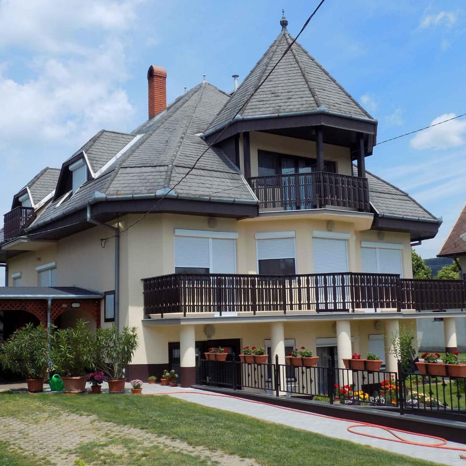 Property building, Summer, Balcony/Terrace