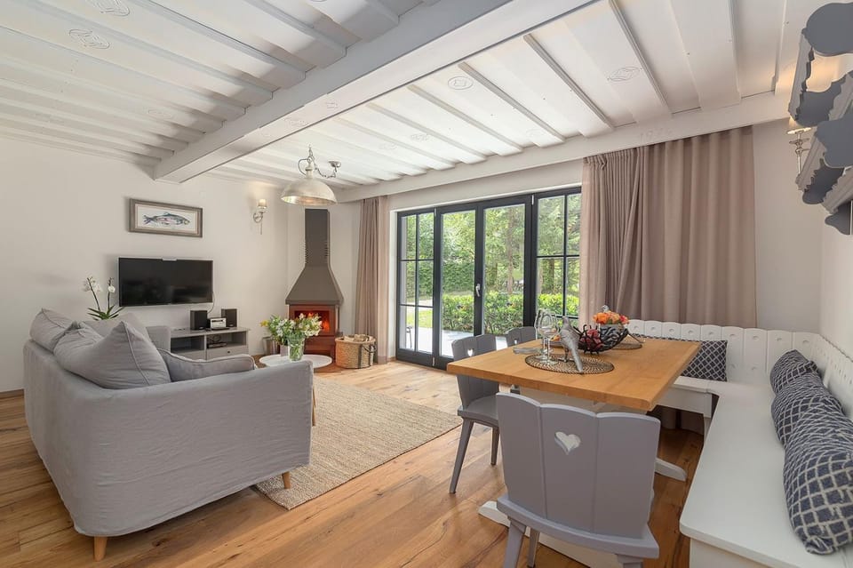 Communal lounge/ TV room, TV and multimedia, View (from property/room), Living room, Seating area, Dining area, Evening entertainment