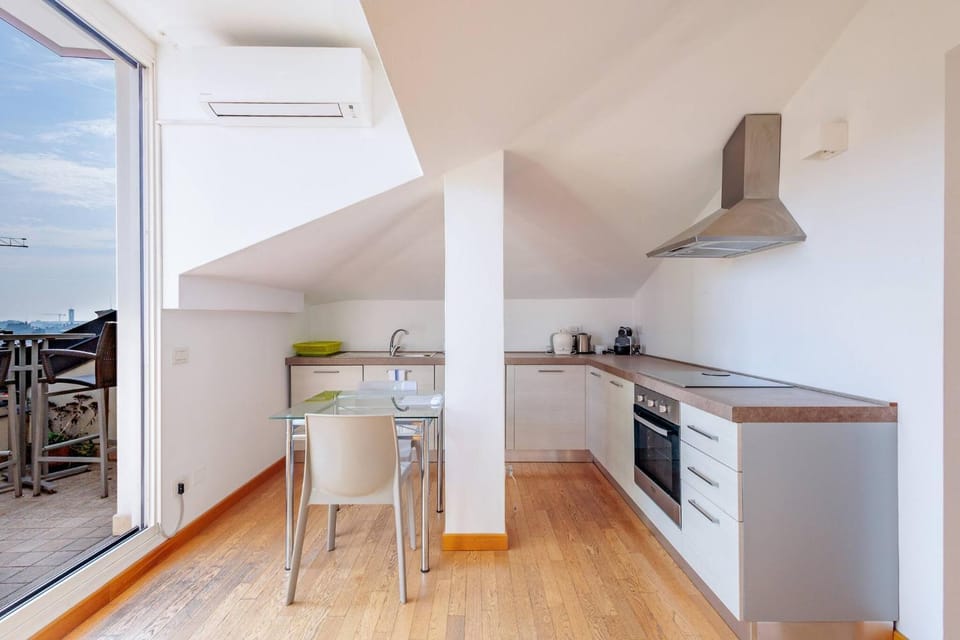 Coffee/tea facilities, Balcony/Terrace, Kitchen or kitchenette, Dining area, oven, stove, air conditioner