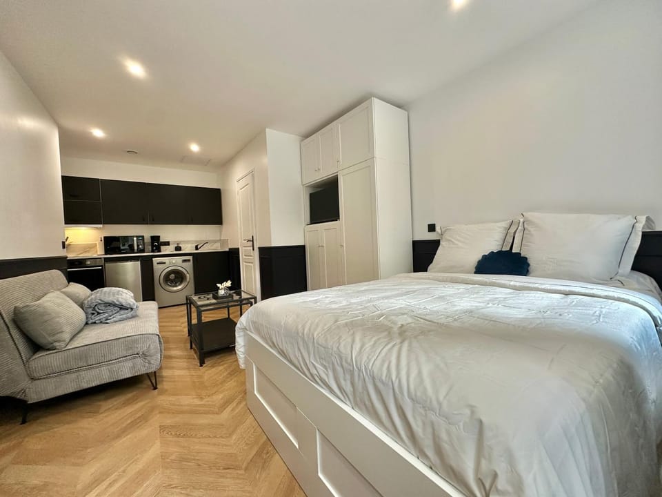 Bed, Photo of the whole room