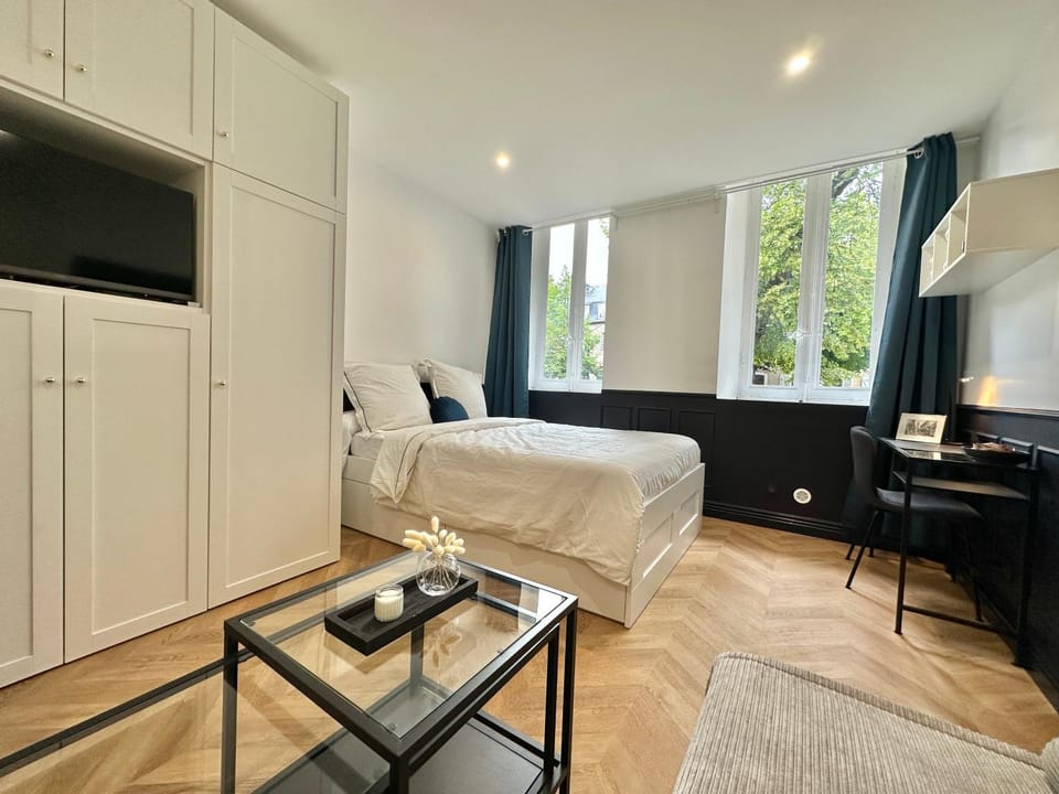 Bed, TV and multimedia, Living room, Photo of the whole room, Seating area, Bedroom, wardrobe