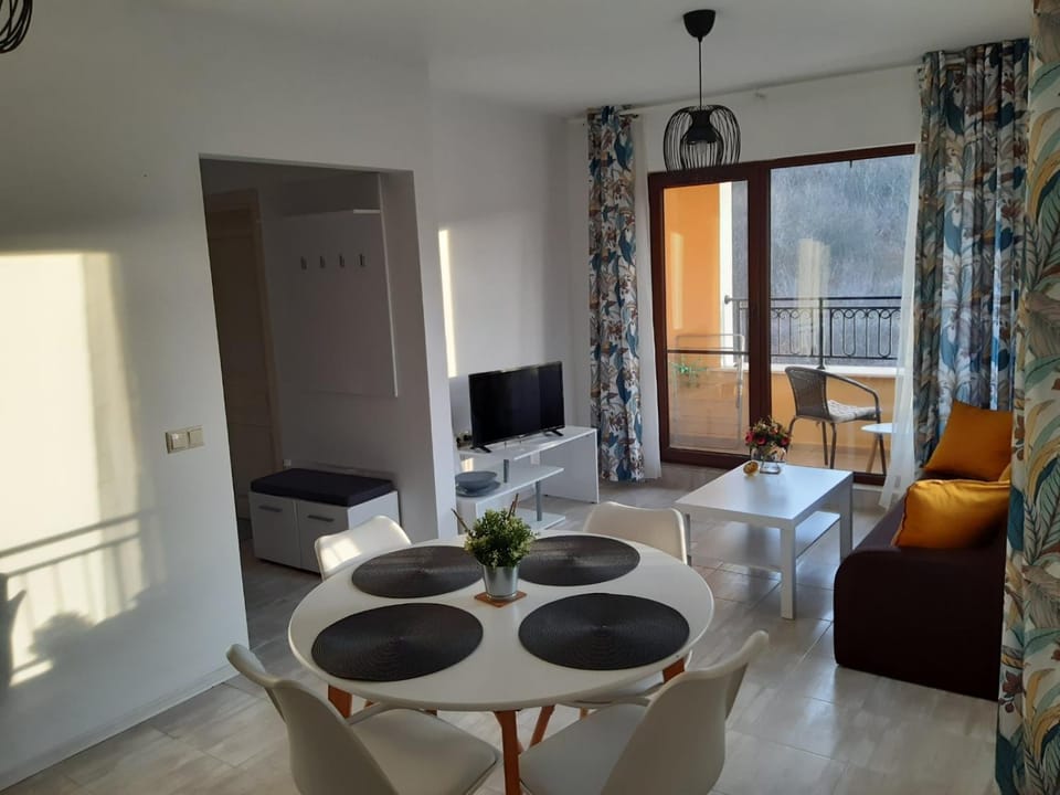 Communal lounge/ TV room, TV and multimedia, Living room, Seating area, Evening entertainment